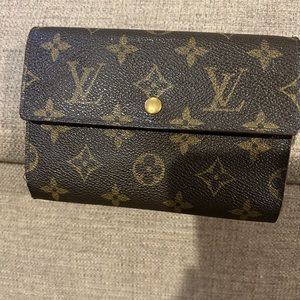 Louis Vuitton Monogram Tri-fold Wallet - GUC -Clean perfection.